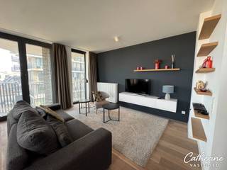 Ontdek dit instapklare, mooi afgewerkte appartement op de vijfde verdieping van het project Cadiz, gelegen in het bruisende hart van het Eilandje.<br /><br />U komt binnen via de inkomhal met afzonderlijk gastentoilet. De badkamer is uitgerust met een ruime inloopdouche en een modern lavabomeubel. De lichtrijke leefruimte, dankzij de grote raampartijen tot aan de vloer, sluit naadloos aan op een zonnig, zuidgericht terras – ideaal om te genieten van de buitenlucht.<br /><br />De volledig ingerichte keuken beschikt over alle hedendaags comfort en een praktische berging. Het appartement telt twee volwaardige slaapkamers. Extra opslagruimte vindt u in de privatieve kelderverdieping.<br /><br />Dit appartement is volledig gemeubeld en uitgerust met kwalitatieve huisraad, wasmachine, droogkast, handdoeken, bedlinnen, flatscreen-tv, enzovoort. De stijlvolle parketvloeren dragen bij aan het warme en huiselijke karakter.<br /><br />Huurprijs: € 1.550 per maand<br />Gemeenschappelijke kosten: € 120 per maand<br />Water, verwarming, elektriciteit en internet zijn privé te regelen.<br /><br />Ondergrondse autostaanplaats te huur voor € 120 per maand (verplicht).<br /><br />Beschikbaar vanaf 1 april 2026.<br /><br />Mis deze unieke kans niet om te wonen in een aantrekkelijk, volledig instapklaar appartement op een toplocatie! Neem vandaag nog contact op voor een bezichtiging: Catherine - 0472 23 14 51 - welkom@catherinevastgoed.be