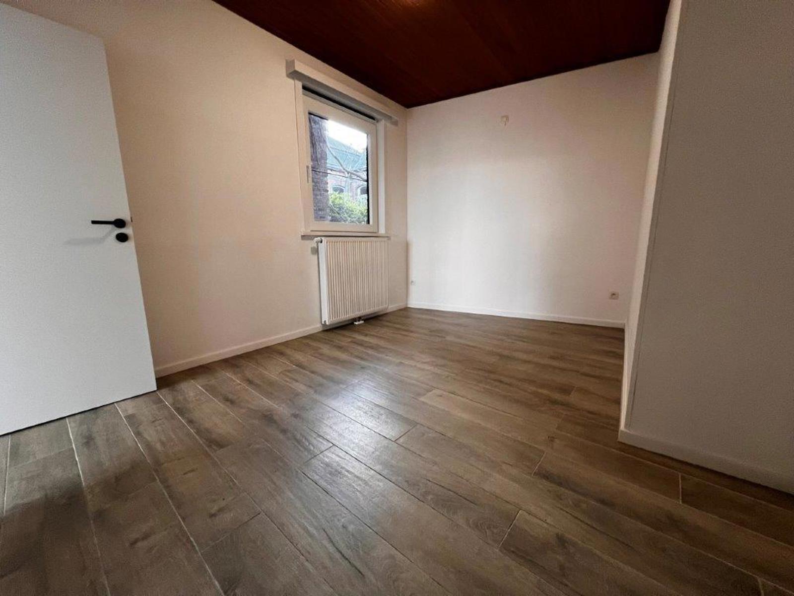 Gerenoveerd appartement met 2 slaapkamers en autostaanplaats.  - foto 4