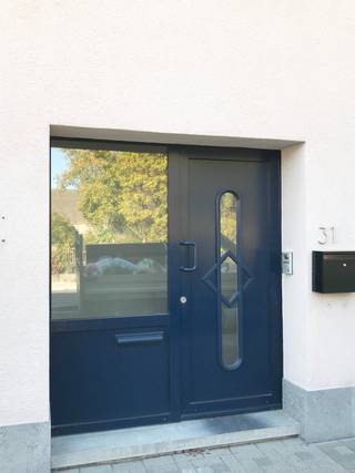 Gerenoveerd triplex appartement op gunstige ligging te Melle met goede verbindingen naar autostrade en nabij alles wat men nodig heeft aan winkels en openbaar vervoer; Indeling: aparte inkom traphal, technische ruimte; Grote wasplaats en fietsenberging met zij-ingang; VD 1: woonkamer met ruimte voor eetplaats en salon die uitgeven op een ruim zonneterras; Geïnstalleerde keuken met alle comfort; Bureau, badkamer met ligbad, wastafel en toilet; Traphall naar VD 2: hal, apart toilet en 3 ruime slaapkamers + 1 strijkkamer/ hobbyruimte; Cv op gas; overal dubbel glas in kunststof; Electriciteit conform; Epc 271/ C; parkeren kan op de staanplaats vlak voor de deur (de zij-inrit moet te allen tijde vrij blijven); Huurprijs: 1.100 EUR per maand, exclusief gas/water/elektriciteit/Internet; 1x per jaar onderhoud waterverzachter; Beschikbaarheid: 1 augustus 2026; Info en bezoek: info@elet.immo.