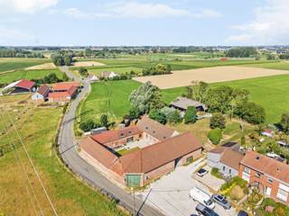 <p>Deze authentieke en charmante boerderij, die grotendeels is gerestaureerd en op een perceel van 3470 m² staat, is ideaal gelegen in het hart van het rustige dorpje Saint-Léger en is als volgt ingedeeld:</p><p>Op de begane grond: een ruime en lichte woonruimte (woon-/eetkamer) met uitzicht op de tuin, een ingerichte en uitgeruste keuken met eethoek, een bijkeuken die kan dienen als voorraadkamer, opslagruimte of werkplaats</p><p>Op de verdieping: drie mooie slaapkamers, elk met een eigen, volledig uitgeruste badkamer.</p><p>Buiten: Een binnenplaats van ongeveer 175 m², een terras, een mooie tuin met bomen, parkeergelegenheid voor 4 voertuigen, een loods van 200 m², een gerestaureerde schuur en diverse bijgebouwen die talrijke inrichtingsmogelijkheden bieden.</p><p>TECHNISCHE GEGEVENS: Centrale verwarming via houtketel, dubbelglas, riolering + septic tank, elektriciteit conform de voorschriften, nieuwe daken, EPC-klasse B, oplegvergoeding 386 €.</p>