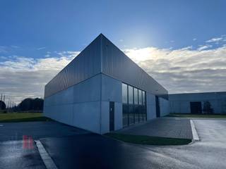 Nieuwbouw magazijnruimte met een oppervlakte van maar liefst 883 m² in combinatie met 7 privatieve parkeerplaatsen. De casco magazijnruimte...