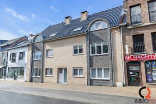 <p><strong>Ruim gelijkvloers appartement met 2 slaapkamers en terras in het centrum van Beverlo<br /><br /></strong>Pal in het centrum van <strong>Beverlo</strong> bevindt zich dit ruime en lichtrijke gelijkvloerse appartement met twee slaapkamers en een gezellig terras van ca. 15 m². Dankzij de centrale ligging geniet u van alle voorzieningen op wandelafstand.<br /><br /><strong>Indeling<br /></strong>+ Inkomhal / nachthal met vestiaireruimte<br />+ Apart gastentoilet met handenwasser<br />+ Ruime en lichtrijke leefruimte met zithoek en eethoek<br />+ Geïnstalleerde open keuken (koelkast, oven, keramische kookplaat en afzuigkap)<br />+ Berging / wasplaats met CV-installatie en aansluiting voor wasmachine en droogkast<br />+ Badkamer met dubbel lavabomeubel, ligbad en hoekdouche<br />+ Slaapkamer 1 met rechtstreekse toegang tot het terras<br />+ Slaapkamer 2<br />+ Terras van ca. 15 m²</p>
<p><strong>Extra troeven<br /></strong>+ Rolluiken in de slaapkamers<br />+ Ruime kelderberging (ca. 11 m²)<strong><br /></strong>+ CV-installatie recent vernieuwd<br /><strong>+ EPC: 200 kWh/m² – Label B</strong> (UC: 3834880)<br />+ Asbestveilig<br />+ Elektrische installatie niet conform AREI, enkel de schema’s ontbreken en een paar afdekplaatjes in de zekeringkast<br /><br />Autostaanplaats thv het terras <strong>verplicht bij aan te kopen (€10.000)</strong></p>
<p><strong>Ligging<br /></strong>Zeer centraal gelegen in het hart van <strong>Beverlo</strong>, met winkels, scholen en openbaar vervoer op wandelafstand. Het treinstation bevindt zich op ca. 1 km en de oprit van de <strong>E313</strong> ligt op slechts enkele minuten rijden.</p>