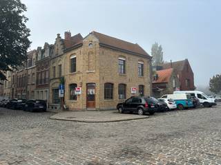 Deze ruime woonst, voorheen gekend als 'den abbatoir' is gelegen in de authentieke stadskern Ieper, Veemarkt.ONTDEK DE WONING VIA DE VIDEO:...