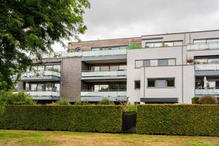 <p>Zoekt u een riant appartement op korte afstand van het bruisende centrum van Hoogstraten? Dan heten wij u hartelijk welkom bij Brouwerijstraat 11 bus 6. Een appartement waar het u aan niets ontbreekt op korte doch gepaste afstand van de gezellige horeca, winkels en voorzieningen. Het appartement heeft een woonoppervlak van maar liefst 241m2, is voorzien van twee terrassen en heeft een garage + berging in de ondergrondse parkeerkelder.<br /><br /></p>
<p>BIJZONDERHEDEN</p>
<p></p>
<ul>
<li>Bouwjaar 2003;</li>
<li>Energielabel A, geldig tot 25/07/2034;</li>
<li>Elektrische installatie (wordt nog gekeurd);</li>
<li>Woonoppervlak: 241m2;</li>
<li>Externe bergruimte: 42m2;</li>
<li>Bruto inhoud: 803m3;</li>
<li>NEN 2580 meetrapport beschikbaar;</li>
<li>Eigen garage + berging;</li>
<li>Voorzien van 2 cv-ketels;</li>
<li>Gelegen op de eerste verdieping en bereikbaar met een lift;</li>
<li>Gelegen nabij het gezellige centrum en uitvalswegen.</li>
</ul>
<p></p>
<p>INFORMATIEPLICHT:</p>
<p>- Stedenbouwkundige vergunning uitgereikt;</p>
<p>- Geen gerechtelijke herstelmaatregel of bestuurlijke maatregel opgelegd;</p>
<p>- Bestemming: woongebied;</p>
<p>- Geen voorkooprecht;</p>
<p>- Geen overstromingsgevoelig gebied;</p>
<p>- Geen beschermd erfgoed.<br /><br />Meer info kunt u vinden op onze website: https://www.vanbaarlemakelaardij.com/<br /><br /><br /></p>