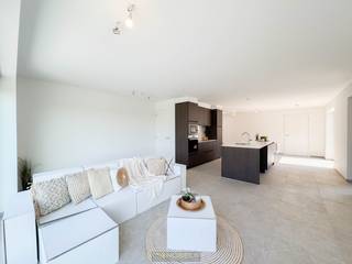 <span><u><strong>Geniet NU van het voordelig 6% BTW-STELSEL op de volledige prijs<br />---> 445.200 EURO incl. BTW</strong></u></span><br /><br />STIJLVOL AFGEWERKT NIEUWBOUWPROJECT met moderne architectuur en een PRACHTIG VERGEZICHT OP HET HISTORISCHE CENTRUM VAN RONSE EN VLAK AAN HET HOTONDBOS: deze VIER ENERGIEZUINIGE WONINGEN, elk voorzien van CARPORT EN EIGEN OPRIT, combineren hedendaags wooncomfort met een LIGGING IN EEN RUSTIGE, LANDELIJKE OMGEVING. Afgewerkt met HOOGWAARDIGE MATERIALEN, zoals vloerverwarming (incl. KOELING), aluminium schrijnwerk en ZONNEPANELEN. Met een bewoonbare oppervlakte van 144 m² en ZUIDWESTGERICHTE PERCELEN van 256 m² tot 791 m² geniet je hier VAN MAXIMALE LICHTINVAL EN ZONOVERGOTEN TUINEN. De woningen liggen in een VERKEERSLUWE STRAAT, waardoor je volop van de stilte kan genieten, terwijl je toch snel verbonden bent met de BELANGRIJKSTE INVALSWEGEN RICHTING STAD EN NATUUR. Elk huis wordt gebouwd door een ERVAREN AANNEMER die kwaliteit, comfort en duurzaamheid hoog in het vaandel draagt. Bovendien heb je als koper de UNIEKE KANS om de AFWERKING VOLLEDIG NAAR EIGEN SMAAK te bepalen, zodat jouw nieuwe thuis perfect aansluit bij je levensstijl.<br /><br /><span><strong>Adres: Kapellestraat 200D te Ronse</strong></span>