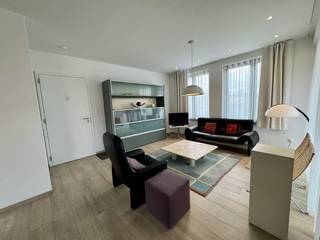 beschikbaar vanaf 01/05/2026 - Pal in de dorpskern van Beerse ligt een eigentijds appartementsgebouw (bouwjaar 2019) met hoogwaardig afgewerkte appartementen, waar het comfortabel en rustig vertoeven is.<br /><br />De goede centrale ligging in de dorpskern, waardoor allerhande voorzieningen en winkels op korte wandelafstand liggen, alsook het prachtige uitzicht over het aanpalende gemeentelijk park, zorgen voor een unieke woonlocatie.<br /><br />Dit appartement op de 2e verdieping beschikt over een aangename lichtrijke leefruimte met salonhoek aan de straatzijde en een knappe open leefkeuken. De keuken is kwalitatief uitgevoerd met veel opbergkasten en -schuiven, moderne toestellen (combi-oven, vaatwas, inductievuur met geïntegreerde afzuiging, koelkast, diepvries), en een stenen blad uit wit composiet.<br /><br />De leefruimte loopt na de centrale leefkeuken verder door naar achter, waar men het terras met uitzicht over de tuin en het park kan bereiken. Ook aan de voorzijde, palend aan de salonhoek is er een terras.<br /><br />Aan de keuken paalt de berging, uitgerust met ingemaakte kasten en een handig werkblad voor wasmanden, spullen, ...<br /><br />De ruime slaapkamer (met elektrisch bedienbaar rolluik) is aan de achterzijde gelegen.<br /><br />De badkamer en het apart toilet liggen centraal in het appartement. Er is een ruime inloopdouche en een groot badkamermeubel met dubbele wastafel en spiegelkast.<br /><br />Het appartement is daarenboven uiterst energiezuinig aangezien de verwarming verloopt via een zuinige warmtepomp, gekoppeld aan een grote hoeveelheid zonnepanelen.<br /><br />Indien gewenst kan een autostaanplaats in de kelder bij gehuurd worden.<br />Een gemeenschappelijke fietsenberging met oplaadvoorziening is mee voorzien in de verhuring.<br /><br />Neem gerust vrijblijvend contact op voor verdere informatie.<br /> 