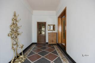Ontdek deze verrassend ruime woning op de Oudstrijderslaan 13, pal aan het station en op wandelafstand van winkels, scholen en het centrum...
