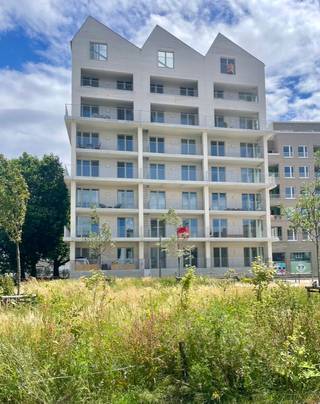 Rechtstreeks van eigenaar - Gemeubeld Nieuwbouw Appartement.<br /><br />Instapklaar, energiezuinig, klassevol ingericht en lichtrijk 2 slaapkamer hoekappartement in de vernieuwde Slachthuis site - Groene Poort in Antwerpen. <br />( Architecturaal nieuwbouwproject van architect Robbrecht &amp; Daem ) <br /><br />Ruime inkomhal met 3 meter lang ingemaakte kasten.<br /><br />Hoogwaardige keramische parketvloer doorheen het hele appartement. (vloerverwarming ) <br /><br />Handige berging voor aansluiting voor wasmachine en droogkast. <br />Er is tevens een wasserette in het complex, als ook een superette ( 7/7 ) en apotheek aan het gebouw.<br /><br />De volledig geïnstalleerde Siematic keuken is uitgerust met alle nodige apparatuur: inductie kookplaat, ingebouwde stille dampkap met warme verlichting, combi oven, ruime koelkast en vaatwasser. <br /><br />Naast het fijn terras met groen en vrij zicht heeft u toegang tot de prachtige binnentuin die fungeert als groene stedelijke oase. <br /><br />Gemakkelijk toegangkelijk en ruime fietsenstalling.<br /><br />Contact via email, WhatsApp, SMS ( Kristien 0476 200089 of Hugo 0493 060020 ) <br /><br />