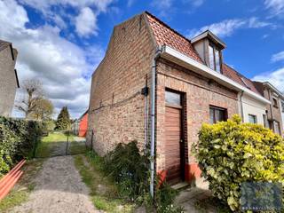 <p>Bent u op zoek naar een renovatieproject dat u volledig naar uw eigen smaak en wensen kan vormgeven? Deze halfopen bebouwing biedt een unieke kans voor handige doe-het-zelvers, investeerders of creatieve verbouwers die dromen van een woning met karakter én ruimte.</p>
<p>Gelegen op een mooi perceel van maar liefst 540 m², geniet deze eigendom van een aangename buitenruimte met tal van mogelijkheden. Achteraan bevinden zich meerdere bijgebouwen die ideaal zijn als opslagruimte, werkatelier of die – mits renovatie of herbestemming – extra potentieel bieden.</p>
<p>De woning zelf is volledig te renoveren en vraagt een totaalaanpak. Dit geeft u echter de vrijheid om de indeling, afwerking en technieken volledig af te stemmen op hedendaags wooncomfort en energiezuinigheid..</p>
<p>Troeven op een rij:</p>
<ul>
<li>Halfopen bebouwing met veel mogelijkheden</li>
<li>Ruim perceel van 540 m²</li>
<li>Talrijke bijgebouwen en opslagruimtes</li>
<li>Volledig naar eigen smaak te renoveren</li>
<li>Interessant voor investeerders of handige kopers</li>
</ul>
<p>Kortom, een eigendom met een zee aan potentieel voor wie de handen uit de mouwen wil steken.</p>
<p>Contacteer ons vandaag nog voor meer informatie of een bezoek ter plaatse: info@bonnevastgoed.be of via 050/73.73.73.</p>
<p></p>