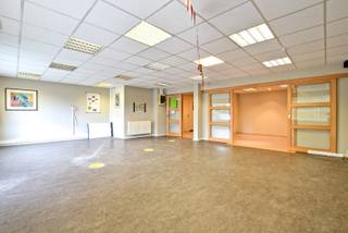 Centraal gelegen handelsruimte (148 m²) in centrum Diksmuide! Beschikt over enkele polyvalante ruimtes die nog kunnen ingedeeld worden naar...