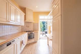 Instapklare gezinswoning met zuidgerichte tuin.Charmante en perfect onderhouden gezinswoning van ca. 160 m², rustig gelegen in Sint-Jans-Molenbeek, op de grens met Dilbeek. De woning werd grotendeels gerenoveerd in 2020 en biedt een lichtrijke leefruimte en volledig ingerichte keuken, beide met toegang tot het zonnige terras en de zuidgerichte tuin zonder vis a vis.Verder beschikt de woning over 3 ruime slaapkamers, een dressing, grote badkamer met apart toilet en een volledig onderkelderde ruimte. De zolder biedt bovendien de mogelijkheid om de ruimte in 2 in te delen en zo een extra kamer te creeren .Extra troeven zijn de dubbele beglazing, automatische rolluiken op het gelijkvloers en condensatieverwarming op gas. Een ideale gezinswoning die ruimte, comfort en een uitstekende ligging combineert.