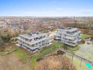 Ontdek Residentie Heron in Roeselare: exclusief en energiezuinig wonen (warmtenet!)in een afgesloten parktuin op de voormalige site van B2Ai. Na het succes van Fase I &amp; II lanceren we Fase III – Blok A, met 12 hoogwaardige appartementen met riante terrassen, tijdloze architectuur en een high-end afwerking. Voor wie droomt van klasse, comfort en karakter. Bijkomende troeven: 6% BTW is hier mogelijk. Informeer ook naar onze lanceringsvoorwaarden! Bezoek ons modelappartement op afspraak. Welkom op onze bezoekdag: zo 21/12 - 9u-13u.<br /><br />Heron bestaat uit vier urban villages (lees: paviljoenen). Elk paviljoen bestaat uit 12 tot 14 luxe appartementen, waarvan de architectuur en het interieur de conceptlijnen van het levenslang wonen volgen. Dat betekent dat de vier urban villages maximale flexibiliteit bieden en dat er nog voldoende keuzevrijheid is om uw interieur aan te passen aan elke levensfase.<br />Kortom: investeren in dit uitzonderlijk vastgoed is investeren voor het leven (en langer). Met B2Ai als architect en Coussée-Bostoen als aannemer staat dit project garant voor Roeselaarse topkwaliteit!<br />Indeling - Heron biedt voor elk wat wils. Er zijn zowel kleine (vanaf 71m²) als riante appartementen (tot 129m²), gaande van 1-3 slaapkamers. Telkens met fantastische terrassen met uitzicht op de parktuin en vijver, tot wel 83m²! En dat in een kleinschalig gebouw, met slechts 2 penthouses op niveau +2. <br />Indeling: inkomhal met ruimte voor vestiaire / toilet met wastafel / twee ruime slaapkamers / badkamer met douche / master bedroom met en-suite badkamer / ruime leefruimte met open keuken voorzien van groot kookeiland en alle nodige toestellen / technische ruimte/berging / riant terras (83m²) uitgevend op parktuin/vijver<br />Extra - Ondergrondse garages, parkeerplaatsen én bergingen.<br />Troeven - 6% BTW mogelijk / Historische site / omgeven door natuur / focus op duurzaamheid en energie-efficiëntie / hoogwaardige architectuur / nabij scholen, buurtwinkels, handelszaken en openbaar vervoer / Flexibele keuzemogelijkheden in afwerking<br />De foto’s in deze voorstelling zijn afkomstig van reeds gerealiseerde en gelijkaardige appartementen uit Fase I &amp; II.<br />Benieuwd? - Frederik organiseert voor dit project afspraken op kantoor of in het modelappartement ter plaatse, mits het maken van een afspraak. Meer algemene informatie is terug te vinden via www.bordes.be