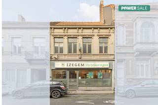 Deze eigendom wordt aangeboden via Power-sale. De vermelde prijs is een richtprijs. Wil je een afspraak vastleggen of wens je meer info omtrent deze koopmethode, neem dan zeker contact op. Dit karaktervolle pand biedt de mogelijkheid om wonen en werken te combineren. Het kantoor is vlot bereikbaar langs deze invalsweg naar het centrum van Izegem. Indeling van het pand:Gelijkvloers:- landschapsbureau- 2de apart bureau- keuken- bergruimteKelder1ste verdieping:- 3 kamers- badkamerZolderDit pand kan onderhevig zijn aan de renovatieverplichting die door de Vlaamse overheid wordt opgelegd voor niet-residentiële gebouwen. Consulteer voor meer informatie de website van het Vlaams Energie- en Klimaatagentschap via https://www.energiesparen.be/nr/renovatieverplichting.Bent u op zoek naar bedrijfsvastgoed bestaande uit een kantoor met woonst te koop in Izegem? Aarzel dan niet om ons te contacteren op het nummer 051 21 22 23.