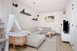 Bij het binnentreden van de woning bevindt zich aan de rechterzijde een ruime berging, geschikt voor wasmachine en droogkast, waar zich eveneens...