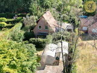 
In een uitermate rustige straat op een boogscheut van het dorpscentrum van Zoersel en de omliggende bossen ligt deze charmante woning verscholen op een indrukwekkend groen perceel van maar liefst 1.410 vierkante meter. 
Met een bewoonbare oppervlakte van 143 vierkante meter vormt deze eigendom een unieke en bijzonder scherp geprijsde kans voor wie op zoek is naar een betaalbare thuis in deze gegeerde regio, waarbij u de kans krijgt om de woning door middel van wat renovatiewerk helemaal naar uw eigen smaak en hand te zetten. 
Bij het betreden van de woning komt u via de inkomhal met gastentoilet in een gezellige tv-kamer en is er tevens toegang tot een aparte eetplaats die op haar beurt naadloos aansluit op de keuken en bovendien naast de fantastische, lichtrijke erker is gesitueerd.
De eerste verdieping herbergt een reeds afgewerkte hoofdslaapkamer met een bijhorende dressing, een volwaardige badkamer en een tweede ruime slaapkamer. 
Buiten geniet u van een mooi ruim terras dat uitgeeft op een riante, schaduwrijke tuin die op natuurlijke wijze overgaat in de omliggende natuur, waar de serene rust en het alom aanwezige groen meteen een gevoel van pure ontspanning oproepen.
