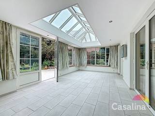 CASALINA Real Estate propose exclusivement à la vente: Cette magnifique villa rénovée, qui dégage un charme intemporel. Elle est nichée sur un...