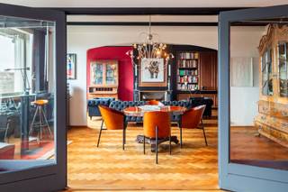 The place to be - a penthouse with a vieuw! Via de Art-Deco hal met 2 liften betreedt u het penthouse appartement van ca 265 m² op de 8e verdieping met een vrij uitzicht over het Koning Albertpark, de omliggende tuinen van het Provinciehuis en notarishuis als naaste buren. Inkomhal met ruime vestiaire en gastentoilet. De sfeervolle leefruimte biedt u de nodige rust en comfort, genieten van de schitterende bibliotheek met lambrisering en een gas open haard. De riante living op originele visgraatparket herbergt het salon, zitkamer, eetkamer. <br />De cosy tv-kamer kan omgevormd worden tot een extra slaapkamer of bureau.<br />Een moderne Bulthaup leefkeuken contrasteert met een witte epoxyvloer en beschikt over ruim voldoende kastruimte, toestellen van Bosch &amp; Siemens. Ze is voorzien van ledverlichting, TV, muziekinstallatie en een klein terrasje. Bergruimte met aansluiting voor wasmachine en droogkast.<br />Via de nachtgang bereikt u de twee ruime slaapkamers en de gastenkamer. Twee luxe en suite wellness badkamers met inloop stoomdouches, een Whirlpool badkuip/jacuzzi, ingebouwde muziekinstallatie en waterproof inbouw tv. Achteraan het appartement is een zonneterras van ca 12 m² met uitzicht op groen.<br />De dubbele garagebox met elektrisch laadpunt is optioneel aan te kopen aan € 45.000. Fietsenberging en privatieve kelder.<br /><br /><strong><span>BIJZONDERHEDEN: </span></strong><br />- geluidsarme warmtepompen<br />- safe, camera<br />- airco met afstandsbediening (koud en warm) en zonneweringen aan de aan de voorzijde. <br />- extra bergruimtes in de waskeuken en vestiaire