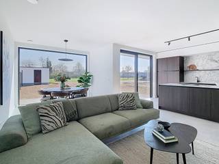 <strong>Moderne halfopen gezinswoning met 3 slaapkamers, ruime tuin en garage</strong><br /><br />Op zoek naar een woning waar comfort, ruimte en uitstraling perfect samenkomen? Deze recente halfopen bebouwing op een perceel van 3a 74ca heeft alles in huis om u meteen te overtuigen.<br /><br />Met een bruto bewoonbare oppervlakte van 148,85 m² geniet u hier van een aangename woonbeleving. De woning straalt hedendaagse klasse uit dankzij haar moderne architectuur en verzorgde afwerking, terwijl de halfopen structuur zorgt voor extra lichtinval en een open, luchtig gevoel.<br /><br />Binnenkomen doet u in een lichtrijke leefruimte waar gezelligheid centraal staat. Grote raampartijen zorgen voor een vlotte verbinding met buiten en laten het daglicht rijkelijk binnenstromen. De open keuken vormt het kloppend hart van de woning en is afgewerkt met een hoogwaardig keramisch werkblad en spatwand. Het ruime keukeneiland met praktische dubbele kastenwand biedt extra opbergruimte en maakt het de ideale plek om te koken én te genieten met familie en vrienden.<br /><br />Op de bovenverdieping vindt u drie volwaardige slaapkamers, perfect voor gezinnen of wie extra ruimte wenst voor een bureau of hobbykamer. De moderne badkamer is uitgerust met een royale inloopdouche en biedt alle comfort voor het dagelijkse leven, aangevuld met een apart toilet.<br /><br />Ook buiten wordt u verwend: de zuidgerichte tuin is volledig omheind en vormt een heerlijke plek om in alle privacy te ontspannen. Het terras nodigt uit tot lange zomeravonden, terwijl de tuinberging zorgt voor extra praktische opbergruimte.<br /><br />Tot slot beschikt de woning over een garage, wat het wooncomfort nog verder verhoogt.<br /><br />Deze woning is volledig instapklaar en tot in de puntjes afgewerkt, inclusief schilderwerken en stijlvolle verlichtingsarmaturen, zodat u zonder zorgen kan verhuizen.<br /><br /><strong>Waarom deze woning een buitenkans is:</strong>
<ul>
<li>Moderne halfopen bebouwing met veel lichtinval</li>
<li>Perceel van 3a 74ca</li>
<li>148,85 m² bewoonbare oppervlakte</li>
<li>3 volwaardige slaapkamers</li>
<li>Hoogwaardige keuken met keramisch werkblad en eiland</li>
<li>Zuidgerichte, aangelegde tuin met omheining en tuinberging</li>
<li>Volledig instapklaar, inclusief schilderwerken en verlichting</li>
<li>Moderne badkamer met inloopdouche</li>
<li>Garage aanwezig</li>
</ul>
<br />Kortom: een instapklare en stijlvolle gezinswoning waar u meteen kan genieten van comfort en kwaliteit.<br /><br />Interesse? Contacteer Valère Vangeel vandaag nog via 0472 323 424 of valere@vestio.com.<br />