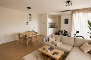 <p><span><strong>Ruim 2-slaapkamer dakappartement met autostaanplaats en berging.<br /><u><br />Een bezoek aanvragen kan eenvoudig via onze website: www.immodrie.be. Zoek het pand terug onder 'Te Huur' en selecteer vervolgens op de pagina de optie 'Bezoek aanvragen'. Omwille van de grote reeks aanvragen, worden verzoeken via Immoscoop of andere portaalsites niet verwerkt.</u></strong></span><br /><br />Op wandelafstand van de markt bevindt zich dit verzorgde dakappartement van 97 m². Dankzij de open leefruimte, twee terrassen en gunstige energiescore biedt dit appartement een aangename woonomgeving op een centrale ligging.</p>
<p>Via de inkomhal bereikt u de lichtrijke leefruimte met open keuken en aansluitende berging. Vanuit de woonkamer heeft u toegang tot een aangenaam terras.</p>
<p>De nachthal geeft toegang tot twee slaapkamers, een badkamer en een apart toilet. Aan de zijde van de slaapkamers bevindt zich een tweede terras.</p>
<p>Extra troeven:</p>
<ul>
<li>97 m² bewoonbare oppervlakte</li>
<li>2 slaapkamers</li>
<li>2 terrassen</li>
<li>Airco</li>
<li>Lift aanwezig</li>
<li>EPC-label A</li>
<li>Kelderberging inbegrepen</li>
<li>Privatieve autostaanplaats inbegrepen</li>
<li>Op wandelafstand van de markt</li>
</ul>
<p><strong>Huurprijs: € 1.050/maand inclusief servicekosten</strong></p>