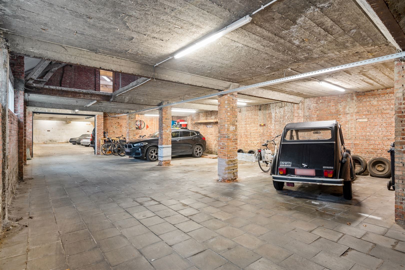 Warehouse approximately 275m2 located behind apartment building with floor - photo 5