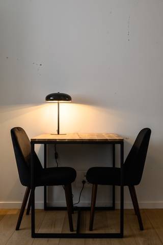 In deze zijstraat op wandelafstand van Gent centrum - Gravensteen, vinden we een kleinschalig appartementsgebouw (drie appartementen). Uitermate geschikt voor PhD studenten, expats, ... De studio (40 m²) is volledig gemeubeld en uitgerust. U mag zich verwachten aan een zeer netjes afgewerkte studio met alles erop en eraan. Het is gelegen op de eerste verdieping (geen lift) en heeft volgende open indeling: inkomhal, apart toilet, leefruimte, geïnstalleerde keuken, slaapruimte, badkamer, terras. Huurprijs 1.150 euro/maand + 325 euro/maand (verbruik EGW, brandverzekering en internet). Dus geen extra kosten meer. Perfect voor iemand alleen of koppel, niet geschikt voor gezinnen.
