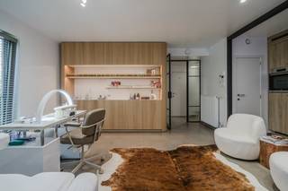 This cozy apartment in Heule excels in comfort and, as an extra bonus, has a beautiful, private garden.<br /><br />The apartment is currently set up as a nail salon. To give you a perfect picture of the space as a cozy dining and living space, the photos used are of the identical apartment above. The large cabinet in the living room is still being removed, and the black frame in the kitchen can also be removed as desired.<br /><br />The posted price includes the apartment, the garden and two aboveground parking spaces.<br /><br />You enter the bright living room with an open kitchen, which offers direct access to the terrace and garden. In addition, the apartment has a comfortable bedroom, a bathroom, a separate toilet and a practical laundry room. The apartment is equipped with air conditioning, fly screens and electric darkening that you can easily control remotely via your smartphone.<br /><br />Plan your visit quickly and contact Michelle:<br />0493 25 46 81<br />michelle.decoutere@dewaele.com<br /><br />Register of measures: no