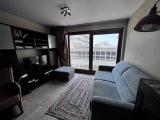 Dit ongemeubeld appartement bestaat uit inkom met slaapnis, woonkamer met open keuken, 1 slaapkamer, badkamer met douche.Onmiddellijk vrij.Fietshaak...