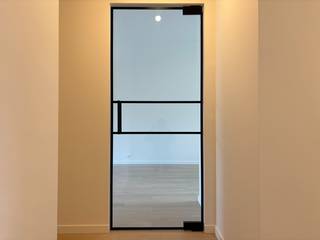 Ben je op zoek naar een nieuw plekje in het bruisende centrum van Leuven? Dit moderne nieuwbouwappartement biedt de perfecte balans tussen rust en de levendige stadsomgeving, en is bovendien direct beschikbaar!<br /><br />Gelegen in het nieuwe, duurzame woonproject Burenberg, biedt deze sfeervolle locatie een eigentijdse woonomgeving midden in de stad met een goede verbinding met de autosnelweg of openbaar vervoer.<br /><br />Het appartement is gelegen op de 2e verdieping en omvat een inkomhal met apart toilet en twee slaapkamers. De lichtrijke leefruimte bevat een volledig uitgeruste open keuken met eiland.<br />Het overdekte terras van 10m² vormt een mooie extra troef waar u het ganse jaar van kan genieten. Slaapkamer 1 beschikt over een annex badkamer met regendouche, toilet en lavabomeubel met LED-spiegel, de andere over een doucheruimte met lavabo en LED-spiegel.<br />Verder is er nog technische opbergruimte met aansluitingen voor een wasmachine en droogkast. <br />In de ondergrondse verdieping beschikt het appartement bovendien over één privatieve autostaanplaats, een kelderberging en een privatieve fietsenberging. Er kan een tweede autostaanplaats (met laadpaal) gehuurd worden aan 100 euro per maand.<br /><br />Dankzij de bijna energie-neutrale afwerking geniet je hier van een hoog wooncomfort. Het appartement wordt verwarmd door vloerverwarming via een geothermisch net en een ventilatiesysteem.<br />De vloerverwarming kan passief koelen en voor de zeer warme dagen beschikt u over een design-airco element in de leefruimte. Het EPC-certificaat is nog onderweg maar een zeer degelijke A-score is gegarandeerd!<br /><br />Het appartement werd volledig geschilderd en wordt nog voorzien van lichtarmaturen, gordijnen en vliegenramen. In beide slaapkamers en de inkomhal worden ingebouwde kasten voorzien.<br /><strong>Kortom, een comfortabel, modern en energiezuinig appartement dat vanaf 1 juli beschikbaar is voor bewoning!</strong><br /><br />De huurprijs bedraagt €1550 per maand, met € 90 provisie per maand voor het onderhoud en verbruik van de gemeenschappelijke delen. Nutsvoorzieningen zijn apart af te sluiten.<br /><br />Lijkt dit ruime, moderne en uitstekend gelegen 2-slaapkamerappartement echt iets voor jou? Wees er dan snel bij en maak zelf een afspraak via onze online agenda onder 'bezoekmoment kiezen. Of neem gerust contact met ons op voor verdere informatie of om een bezichtiging te regelen, via telefoon op 016 23 90 81 (elke weekdag bereikbaar tussen 10u en 13u). Dit is een geweldige kans die u niet wilt missen!