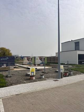 In deze nieuwe en rustig gelegen verkaveling ontwikkelden we 24 bouwloten in een doodlopende straat, ideaal voor wie comfortabel en gezinsvriendelijk wil wonen. Gelegen binnen de driehoek Oostrozebeke – Wielsbeke – Waregem geniet je van winkels, scholen, ontspanning en werkgelegenheid op fietsafstand. Via de E17 en de verbindingswegen bereik je bovendien vlot Gent en Kortrijk.<br /><br /><strong>Rustig wonen met ruimte</strong><br />De verkaveling omvat een mooie mix van kleinere en grotere percelen voor alleenstaande en halfopen woningen.<br />De perceeloppervlaktes variëren van 286 m² tot 679 m². Dit lot heeft een perceeloppervlakte van 286 m²<br /><br /><strong>Extra troef</strong><br />Voor dit lot is de funderingsplaat reeds voorzien en is er een woningontwerp ter beschikking.<br />Dit betekent: sneller starten met bouwen én minder voorbereidingskosten.<br /><br />Voor prijzen en meer info <strong>bel naar 051 26 36 86</strong> of stuur een mail <strong>steven@lapeirre.be</strong><br /><br /><span><em>Opgelet: *Prijsindicatie betreft  infrastructuur, grond, constructie, architect, EPB-verslaggeving, veiligheidscoördinatie. | excl. kosten (opmeting, BTW, registratie en aansluitingskosten) (tenzij expliciet anders vermeld)  </em></span><br /> 