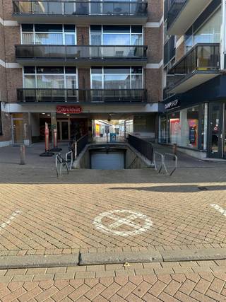 Deze garagebox bevindt zich vooraan in de Leuvensestraat. Te huur voor 85 EUR/maand.Er is een afstandsbediening voor het openen van de ingangspoort...