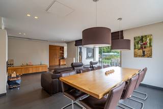 Ben je op zoek naar een instapklare villa (EPC B) met veel ruimte en mogelijkheden? Deze woning combineert comfortabel wonen met een ruime loods van maar liefst 75 m². Ideaal voor wie wonen en werken wil combineren, of voor wie op zoek is naar een uitzonderlijk ruime garage.<br /><br />TROEVEN<br />* Loods van 75 m²<br />* 5 slaapkamers<br />* Zuidgerichte tuin met overdekt terras<br />* Volledig onderkelderd<br />* Ruime tuinberging<br />* Veel parkeermogelijkheden<br /><br />INDELING<br />Ruime inkomhal met aansluitend een aangename en lichtrijke leefruimte met prachtige open keuken. Op het gelijkvloers bevinden zich 3 slaapkamers en een badkamer met zowel een bad als een douche. <br />Op de eerste verdieping zijn er nog 2 slaapkamers, waarvan één voorzien is van een ruime dressing.<br />De woning is volledig onderkelderd en biedt daardoor heel wat extra bergruimte.<br />Buiten geniet je van een zuidgerichte tuin met overdekt terras en ruime tuinberging. Dankzij de grote oprit is er plaats voor meerdere wagens.<br /><br />De absolute troef is de loods van 75 m². Deze biedt tal van mogelijkheden: een zelfstandige activiteit, hobbyruimte of een bijzonder ruime garage voor meerdere wagens, een mobilhome of andere voertuigen.<br /><br />Een veelzijdige villa met ruimte voor wonen, werken én genieten. Interesse? Plan snel je bezoek!