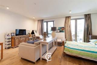 <p>Bent u op zoek naar een studio in het centrum van Gent? Dan hebben wij precies wat u zoekt!</p><p>De studio is gelegen aan de Einde Were in Gent, in een aangename en goed bereikbare buurt op korte afstand van het stadscentrum. In de nabije omgeving vindt u tal van winkels, scholen, universiteiten, openbaar vervoer en alle nodige voorzieningen. Bovendien geniet u hier van een uitstekende bereikbaarheid dankzij de nabijheid van belangrijke invalswegen en diverse openbaarvervoersmogelijkheden. Dankzij deze gunstige ligging combineert de studio het comfort van rustig wonen met de nabijheid van het bruisende stadsleven — ideaal voor wie centraal en praktisch wil wonen.</p><p>Bij binnenkomst betreedt u de inkomhal, die toegang biedt tot de leefruimte en de keuken. Vanuit de leefruimte bereikt u de berging en het ruime terras. Via de inkomhal heeft u eveneens toegang tot het apart toilet en de badkamer.</p><p>Daarnaast kan er eveneens een ondergrondse berging worden bijgekocht voor €5.000.</p><p>Interesse? Contacteer ons gerust voor meer informatie of om een bezoek in te plannen.</p>