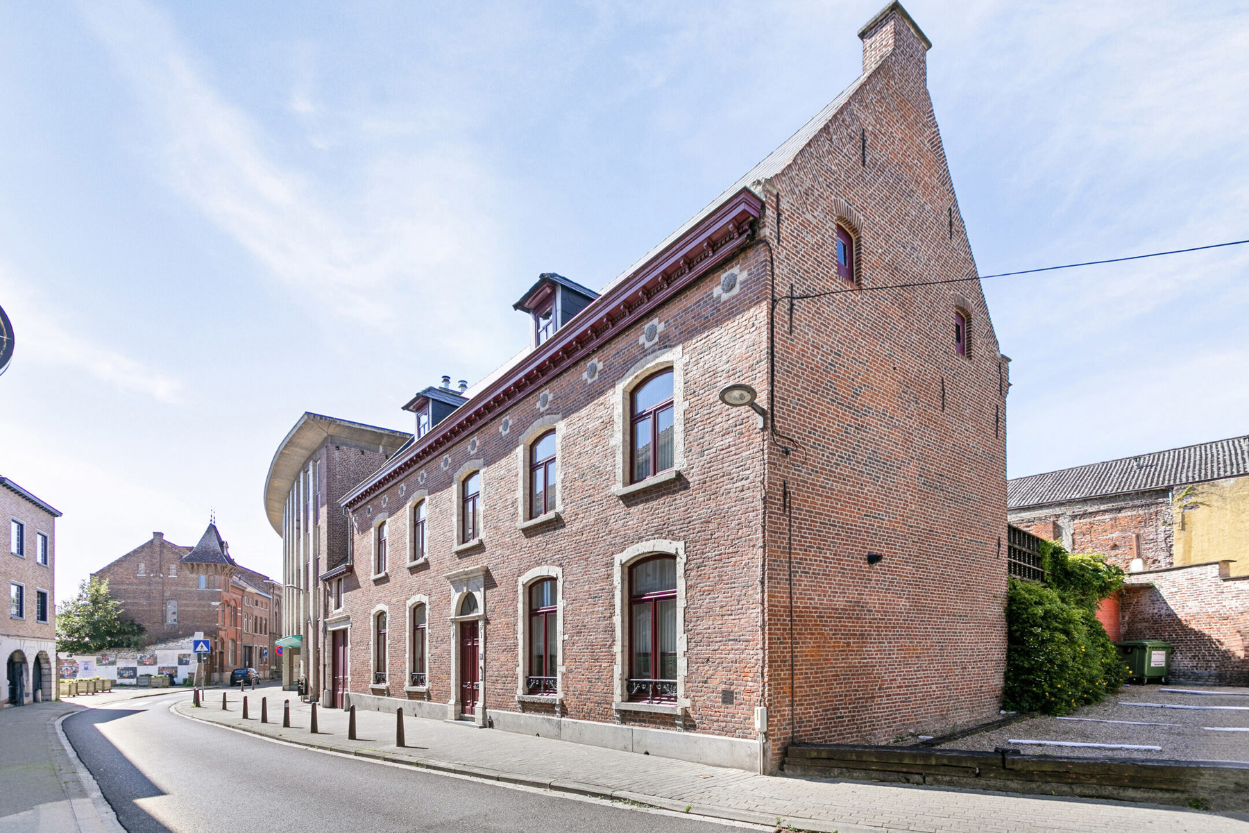 Centraal gelegen herenwoning met 2 staanplaatsen - foto 2