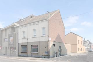 Dit gelijkvloers appartement met 2 slaapkamers en centrale verwarming op aardgas biedt een ruime leefruimte met open keuken. Verder is er een...