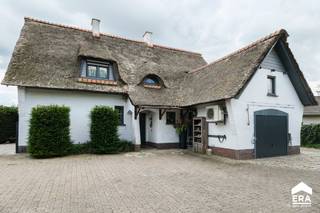 <p>Deze vrijstaande villa is bijzonder centraal gelegen in Overpelt en combineert een royale woonoppervlakte met verrassend veel privacy. Winkels, scholen, openbaar vervoer en andere dagelijkse voorzieningen bevinden zich op korte afstand, terwijl de volledig omheinde en groen aangelegde tuin voor een rustige en private omgeving zorgt.</p>
<p>Binnen beschikt de woning over een ruime woonkamer met eetgedeelte, een volledig uitgeruste keuken, drie ruime slaapkamers en twee badkamers. Daarnaast is er doorheen de woning extra opslagruimte aanwezig, onder meer dankzij de bergruimte, garage en zolder.</p>
<p>Ook buiten heeft deze woning heel wat te bieden. De volledig omheinde tuin geniet dankzij het aanwezige groen van veel privacy. </p>
<p>De landelijke uitstraling van de woning wordt mee bepaald door het strodak, dat jaarlijks werd onderhouden.</p>
<p><strong>Enkele troeven:</strong></p>
<ul><li>3 ruime slaapkamers</li><li>2 badkamers</li><li>Ruime woonkamer en eetkamer</li><li>Veel praktische opslagruimte doorheen de woning</li><li>Volledig omheinde tuin met veel privacy</li><li>Jaarlijks onderhouden strodak</li><li>Zeer centrale ligging nabij alle dagelijkse voorzieningen</li><li>Geen renovatieverplichting</li></ul>
<p>Een ruime woning voor wie centraal wil wonen en tegelijk belang hecht aan privacy, praktische leefruimte en een aangename tuin.<br /><br />Neem vandaag nog contact op met je ERA-makelaar voor een bezoek.</p>
<p>Indeling: zie bijlage</p>
<p>JOUW DROOMHUIS. ZO GEVONDEN!</p>