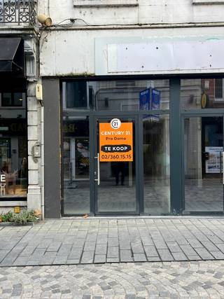 Een welgelegen, in te richten polyvalente open handelsgelijkvloers van 185m²<br />+ verdieping 50m² (keuken + stock) met buitenruimte. <br />Buitenschrijnwerk ALU dubbel glas - Airco-installatie<br />EPC: label C<br />Stedenbouwkundige inlichtingen aanwezig op kantoor.