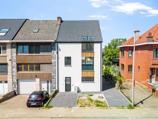 Dit prachtige gelijkvloerse nieuwbouwappartement biedt een unieke combinatie van comfort, ruimte en een strategische ligging. Met een bewoonbare oppervlakte van 105 m² en een westelijk georiënteerde tuin van maar liefst 180 m², is dit de ideale woonst voor wie houdt van zowel binnen- als buitenruimte. Bij binnenkomst betreedt u de lichtrijke leefruimte met open keuken, waar grote raampartijen zorgen voor een overvloed aan natuurlijk licht en zicht op de tuin. De keuken is stijlvol afgewerkt en voorzien van alle nodige inbouwtoestellen. Dankzij de energiezuinige warmtepomp en vloerverwarming geniet u hier van een duurzaam wooncomfort. Het appartement beschikt over twee ruime slaapkamers, een moderne badkamer, een apart gastentoilet en een praktische opbergruimte. De badkamer is voorzien van twee wastafels, een ligbad en een inloopdouche. Extra troeven zijn de aparte ingang, zonnepanelen, een fietsenstalling en een autostaanplaats met aansluiting voor elektrische wagens. De ligging is een absoluut pluspunt: op een boogscheut van het Provinciaal Domein van Kessel-Lo en vlak bij het centrum, openbaar vervoer, winkels en sportfaciliteiten. Hier woont u in een rustige omgeving met alle voorzieningen binnen handbereik. Dit instapklare nieuwbouwappartement is beschikbaar vanaf 5 januari en wordt verhuurd voor €1500 per maand, met nutsvoorzieningen op eigen naam en zonder gemeenschappelijke kosten. Interesse? Contacteer ons via 016 15 37 11 / info@homies.be.