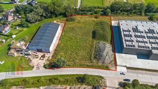 KMO-grond met een oppervlakte van 6.658 m² te koop op amper 2,5 km van de Stationsstraat (N36) en de Oudenaardebaan (N8).  De site is gelegen...