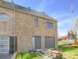 In een doodlopende straat aan de verbindingsweg tussen Sint-Truiden en Tienen, vinden we in Linter deze zeer ruime nieuwbouwwoning op...