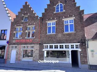 Op zoek naar een moderne en instapklare woonst in het hart van Brugge? Dit prachtig gerenoveerde duplexappartement combineert hedendaags wooncomfort met de charme van wonen in de historische binnenstad.<br /><br />Het appartement beschikt over een volledig private inkom met ruimte om fietsen te stallen. Op de eerste verdieping bevindt zich een aangename leefruimte met een moderne, volledig ingerichte keuken. Vanuit de leefruimte heb je toegang tot het zonnige terras. Op deze verdieping is eveneens een gastentoilet aanwezig.<br /><br />De tweede verdieping omvat twee comfortabele slaapkamers en een stijlvolle badkamer met inloopdouche en lavabomeubel. De woonst werd volledig gerenoveerd.<br /><br />Een absolute troef is de topligging in hartje Brugge, op wandelafstand van winkels, horeca en alle voorzieningen. Bovendien zijn er geen gemeenschappelijke kosten.<br /><br />Een ideale woonst voor wie op zoek is naar modern, comfortabel en rustig wonen op een unieke locatie in het centrum van Brugge.<br /><br />De woning wordt op dit moment volledig afgewerkt en zal instapklaar zijn. EPC in opmaak (in afwachting van klaar zijn van alle werken).