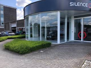 TE HUUR:Kantoor + showroom van in totaal +/- 365m².Langs de Pierstraat aan de afrit Kontich E19Mogelijkheid om magazijn bij te huren en verhard...