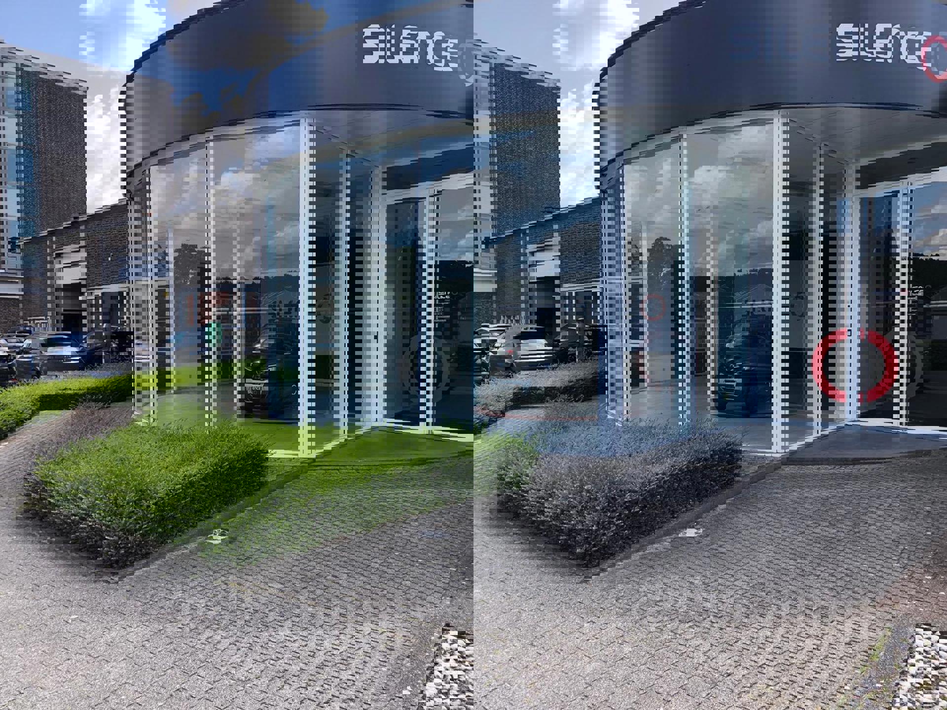 TE HUUR: Showroom + kantoor +/- 365m² - foto 1