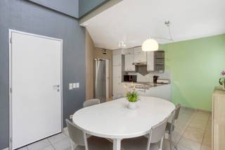 Ruim instapklaar duplex-appartement (bew. opp. 131m²) met 3 slaapkamers & mooi terras (40m²).INDELINGHet duplex-appartement ligt op de 1e en 2de...