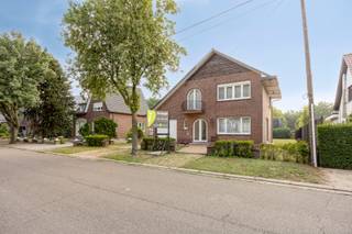 Deze vrijstaande woning met drie slaapkamers is bijzonder rustig gelegen op een mooi perceel van 1.060 m². De woning bevindt zich op fietsafstand van het centrum en biedt een vlotte verbinding met omliggende gemeenten en gehuchten.<br /><br />Via de inkomhal met gastentoilet betreedt u de lichtrijke leefruimte, ingedeeld in een gezellige zithoek en een eethoek met een prachtig uitzicht op de groene tuin. Aansluitend bevindt zich de keuken, die eenvoudig maar functioneel is ingericht. Naast de keuken vindt u een ruime garage en een extra berging – perfect voor extra opslagruimte.<br /><br />Op de eerste verdieping geeft de nachthal toegang tot drie slaapkamers en de badkamer, die voorzien is van een ligbad, toilet en wastafel. Extra troeven zijn de ruime opbergzolder en de kelder.<br /><br />De tuin van 1.060 m² is gunstig georiënteerd en vormt de ideale plek om in alle rust te genieten.<br /><br />Dit pand is onderworpen aan de renovatieverplichting van de Vlaamse overheid voor residentiële gebouwen (behoudens bij sloop binnen 5 jaar na de aankoop). Consulteer voor meer informatie de website van het Vlaams Energie- en Klimaatagentschap via https://www.vlaanderen.be/een-huis-of-appartement-kopen/renovatieverplichting-voor-residentiele-gebouwen.<br /><br />Mogelijke financiële tegemoetkomingen (indien u aan de voorwaarden voldoet): sloop &amp; heropbouw of renovatie aan 6% BTW, tal van renovatiepremies en de Mijn VerbouwLening (tot € 60.000).