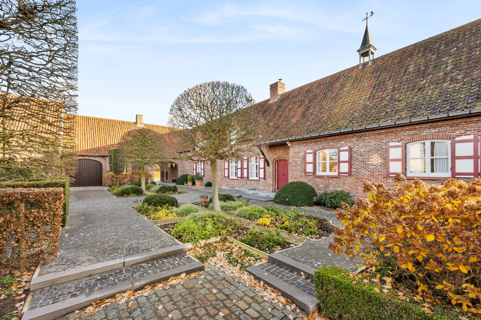 Unieke eigendom met 2 schuren, kapschuur, paardenstal en verzichten - foto 5