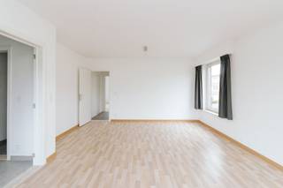<p>Bezoek mogelijk na aanmaak huurdersprofiel: https://onid.mijnhuurprofiel.be/property/60b814c2-5c59-46cd-a4d9-dcb1476d5178</p><p><br /></p><p>Dit grondig <strong>gerenoveerde </strong>en lichtrijke appartement bevindt zich in een aangename woonwijk in Edegem, op een centrale locatie met vlotte bereikbaarheid. De leefruimte geniet van veel natuurlijke lichtinval en sluit mooi aan op de vernieuwde keuken. Met <strong>twee volwaardige slaapkamers</strong> en een praktische indeling biedt het appartement een comfortabele en instapklare woonomgeving. Het appartement is bovendien voorzien van een <strong>afgesloten garagebox.</strong></p>