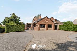 <p><span><span>Zeer ruime, energiezuinige woning met enorm veel mogelijkheden op 5320m²!</span></span></p><p><span><span> </span></span></p><p><span><span>Belangrijkste troeven:</span></span></p><p><span><span>- Zeer ruime woning van ca 350m²</span></span></p><p><span><span>- 6 - 7 slaapkamers</span></span></p><p><span><span>- Volledig gelijkvloers wonen mogelijk</span></span></p><p><span><span>- Perfect instapklaar dankzij recente renovatie (badkamer, sanitair, verwarming, zonnepanelen...)</span></span></p><p><span><span>- Zonnepanelen aanwezig van ca 7150 kW</span></span></p><p><span><span>- Momenteel handelsruimte met horecazaak aanwezig, maar biedt ook zeer veel andere mogelijkheden</span></span></p><p><span><span>- Prachtig, omheind perceel van 5320m² m</span></span><span><span>et beregening</span></span></p><p><span><span>- Fantastische ligging in groene omgeving nabij natuurdomein De Keiheuvel en De Most</span></span></p><p><span><span>- Elektriciteit conform, geen renovatieplicht en asbestveilig</span></span></p><p><span><span> </span></span></p><p><span><i><span>Bekijk zeker ook de grondplannen met de afmetingen. Zo krijgt u van thuis uit al een perfect beeld van wat deze woning te bieden heeft!</span></i></span></p><p><span><span>Wenst u meer info of een vrijblijvende bezichtiging, contacteer dan ons kantoor op het nummer 014 39 99 99 en wij helpen u graag verder.</span></span></p>