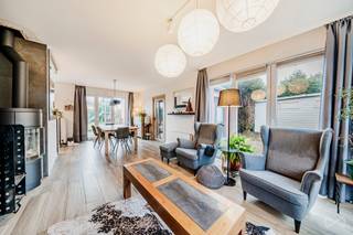 We Invest Sud-Luxembourg biedt u deze moderne vrijstaande woning aan in Martelange, vlakbij de snelwegen en de Luxemburgse grens, met snelle toegang tot alle voorzieningen.
Het bestaat uit een inkomhal die leidt naar een lichte leefruimte (woonkamer/eetkamer) en een ingerichte keuken (inductiekookplaat, koelkast, diepvriezer, vaatwasser, magnetron) met directe toegang tot het terras en de tuin via een groot raam. Een multifunctionele ruimte (slaapkamer, kantoor, speelkamer of sportruimte) met mezzanine en pelletkachel maakt deze verdieping compleet. U vindt er ook een master suite met slaapkamer, kleedkamer en badkamer (bad, douche, dubbele wastafel).
Op de verdieping: ruime overloop die plaats biedt aan een ontspanningsruimte, twee grote slaapkamers en een doucheruimte. De kelder bestaat uit een kelder en een stook-/wasruimte.
Buiten: tuin met bomen, houten terras, tuinhuisje en aparte garage.
Technische informatie: driedubbele en dubbele beglazing (2009), tegelvloeren en laminaat, Viessmann-olieketel (2018) + 2 kachels, ondergrondse regenwatertank, leien dak. EPC: D.
📞 +32 (0)63 33 00 69 – 📧 sud.luxembourg@weinvest.be
