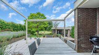 <p>Op zoek naar ruimte, rust en een prachtig groen uitzicht? Dan is deze uitstekend onderhouden woning aan de <strong>Korpse straat 59 in Donk (Herk-de-Stad)</strong> absoluut een bezoek waard. Gelegen in een rustige straat geniet u hier van een unieke combinatie van privacy, natuur en een vlot wooncomfort.</p>
<p><strong>Verrassend ruim met 4 slaapkamers en bureel</strong></p>
<p>De woning verkeert in zeer goede staat, heeft een bewoonbare opp. van 217 m² en beschikt over een uiterst praktische indeling:</p>
<ul>
<li><strong>Gelijkvloers:</strong> Een inkomhal met gastentoilet en vestiaire biedt toegang tot een handig bureel. De lichtrijke leefruimtes omvatten een eethoek en een sfeervolle zithoek met gezellige speksteenkachel. Koken gebeurt in de kwalitatieve SieMatic-keuken. Een wasplaats en inpandige garage maken dit niveau compleet.</li>
<li><strong>Verdieping:</strong> De nachthal leidt naar 4 ruime slaapkamers en een volledig uitgeruste badkamer met toilet, dubbele wastafel, ligbad en douche.</li>
<li><strong>Kelder:</strong> De woning is voor de helft onderkelderd, perfect voor extra praktische opslagruimte.</li>
</ul>
<p><strong>Een groen paradijs van 30 are aan het water</strong></p>
<p>Het royale perceel van 3.005 m² is ca. 150 meter diep en biedt een ongezien buitenleven:</p>
<ul>
<li><strong>Zon & privacy:</strong> Het deels overdekte terras (40 m²) is ideaal westgericht. De tuin is prachtig aangelegd met fruitbomen, leilindes en knotwilgen.</li>
<li><strong>Uniek uitzicht:</strong> De achterste perceelsgrens wordt gevormd door de kabbelende Melsterbeek, met daarachter blijvend groene weilanden. Er is tevens een carport met extra berging.</li>
</ul>
<p><strong>Technisch up-to-date & duurzaam</strong></p>
<p>Ook op praktisch vlak scoort deze woning uitstekend:</p>
<ul>
<li><strong>Geen renovatieverplichting:</strong> De woning behaalt een comfortabel EPC-label D.</li>
<li><strong>Energie & Veiligheid:</strong> Het dak werd in 2023 volledig vernieuwd en uitgerust met 18 zonnepanelen (groenestroomcertificaten tot 2029). Tevens voorzien van een alarmsysteem en camerabewaking.</li>
</ul>
<p><strong>Toplocatie in de Demervallei</strong></p>
<p>U geniet hier van een rustige, landelijke setting vlak bij het Schulensmeer. Tegelijkertijd zijn het gezellige centrum van Herk-de-Stad, lokale scholen en winkels zeer vlot bereikbaar.</p>
<p>Kortom, een instapklare gezinswoning waar comfort, privacy en het buitenleven harmonieus samenkomen.</p>
<p>Korpse straat 59 — 3540 Donk (Herk-de-Stad)<br />Interesse of een bezoek plannen? Contacteer ons kantoor.</p>
<p>We Invest Demervallei - Vastgoed Anders Bekeken</p>
<p> </p>