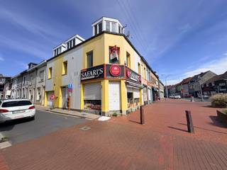 <strong>Handelspand met woonst in centrum van Menen 225 m² ruimte en potentieel</strong><br /><br />Ontdek dit <strong>lichtrijke handelspand met woonst in Menen</strong>, ideaal gelegen en perfect voor wie wonen en werken wil combineren. De woning beschikt over maar liefst <strong>4 slaapkamers</strong> en biedt dankzij het <strong>gunstige EPC</strong> een aangenaam en energiezuinig wooncomfort. Dankzij de <strong>goede ligging</strong> geniet het pand bovendien van een uitstekende zichtbaarheid en bereikbaarheid, wat het interessant maakt voor verschillende commerciële doeleinden. <strong>Een veelzijdige opportuniteit voor ondernemers die wonen en werken op één locatie willen combineren!</strong><br /><br />Indeling<br />Gelijkvloers: Handelsruimte, afzonderlijk toilet, garage<br />1e verdiep: Woonruimte, keuken, badkamer, slaapkamer, badkamer<br />2e verdiep: 3 slaapkamers, afzonderlijk toilet<br /><br />Troeven:<br />- Goeie locatie,<br />- 4 slaapkamers,<br />- Gunstig EPC,<br />- Lichtrijk<br />- Garage